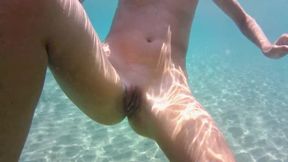 Exhibitionist Girlfriend Masturbating Underwater! Nudista Spiata Si Tocca in Acqua