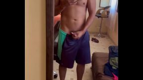 Joven mexicano se masturba mientras est&aacute_ solo en su casa