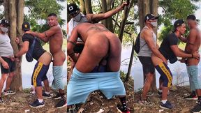 torcedores transando pra valer atras do campo de futebol depois do jogo.