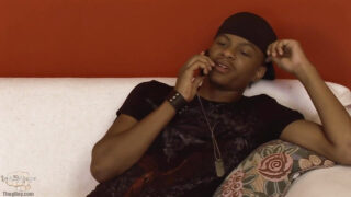 Un étalon noir à l'énorme bite se fait sucer et enfonce son énorme bite dans un cul gay serré lors d'une baise torride.