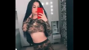 Tati zaqui mostrando a teta com roupa transparente