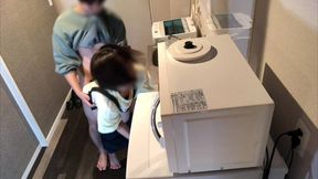 仕事で疲れて帰ってきた旦那をフェラ抜きしようとしたけど私がムラムラしてきちゃってキッチンでエプロンのままえっちしちゃいました。。