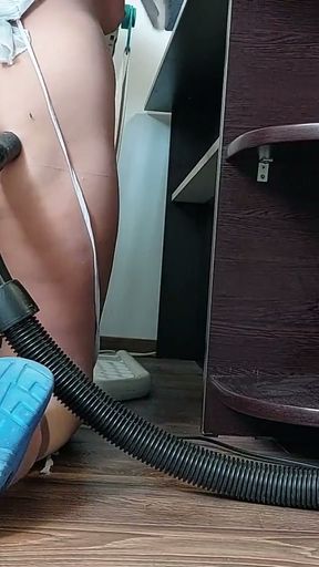 The amateur housekeeper gives the vacuum cleaner naked. Latina hairy pussy, big ass, big tits, big nipples.   Clip 1