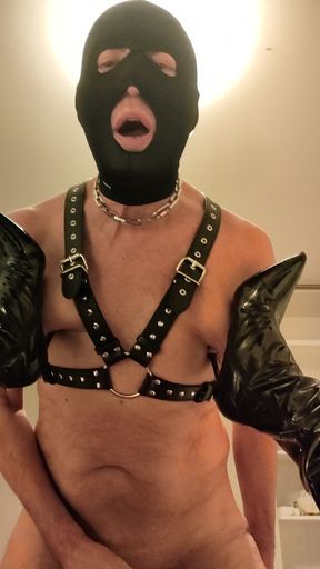 Madameleawhite digs her heels into her submissive slut&#039;s nipples and masturbates at the same time