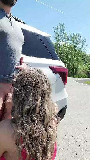 Amateur Hot Girl Gives Blowjob On Roadside