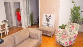 Een hete Russische roodharige amateurvrouw rijdt op een lul in cowgirl positie.