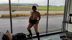je me deshabille et me retrouve nue dans la vitrine d un magasin