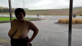 je me deshabille et me retrouve nue dans la vitrine d un magasin