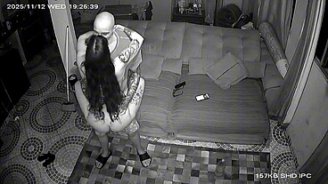 Câmera flagra cunhada varrendo a casa pelada na frente do cunhado e veja oq aconteceu.