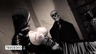 Vampire cosplayer seksi menitiskan lilin pada teteknya yang besar