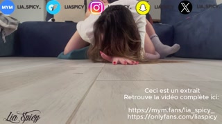 Je m’empale le cul sur sa bite pendant qu’il joue à la play