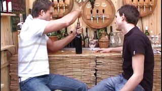 Barbacka bultande för europeisk hingst Tom Novy med kuksugning, avrunkning och rörig cumshot