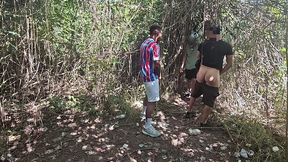 dei o cu para 3 ativos atras das arvores do parque. parte 1