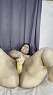 mujer gorda se introduce platano acostada de frente