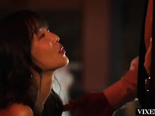 Hawt chanteuse Fibi is lastly willing to make a move on the server at the club where that babe performs until Emiri beats her to it. But Fibi still has an encore up her sleeve, it just might mean a collab with her rival.