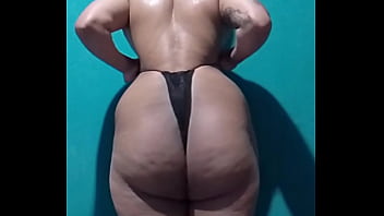 Femboy morena e gostosa com uma bunda enorme