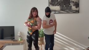 L'impressionante amazone Persephonia compare ses muscles avec un type normal