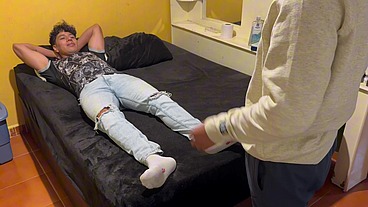 A Kevin no le importa los sentimientos de Omar, su amante, lo único que quiere es romperle el culo, llenarlo de semen y volver a casa con su novio antes que se de cuenta que le fue infiel