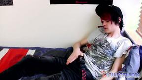 ”LollipopTwinks: Charming Brit Damien Warms Up With A Steamy Solo Performance”