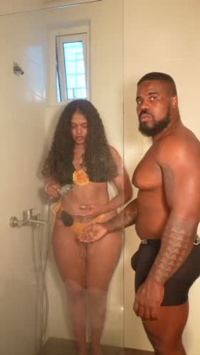 con lina en la ducha