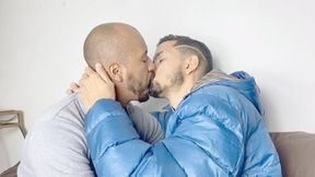 30 MINUTES OF DEEP AND INTENSE KISSES ON THE LIVING ROOM SOFA - BY JAMAL SANGENT AND LEO CARIOCA- CLIP FULL