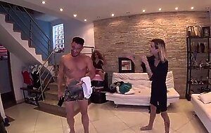 Russah chega em nossa casa e quer fuder o tempo todo ate no chuveiro ela pega o dotado