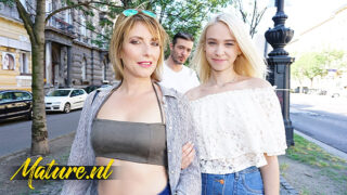 Blowjob, threesome, eating pussy &#8211; Quan hệ ba người qua đường hậu môn dành cho bà mẹ tuổi teen tóc vàng MILF Arteya, Emma Klein, Arteya Dee và Emma K