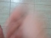 Joven de 18 se masturba en el baño mientras su familia no se da cuenta