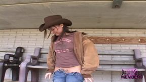Country girl gets naked in Iowa