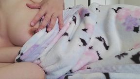 ベッドの上でオナニーする人妻