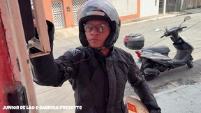 motoboy foi fazer uma entrega e fodeu a cliente trans por uma gorjeta