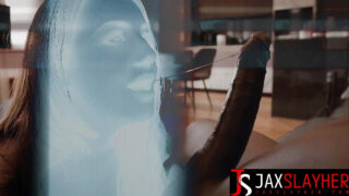 Cảnh nóng giữa các chủng tộc: Cô nàng tóc nâu xăm trổ ngực khủng mút dương vật to của người đàn ông da đen rồi bị "xé toạc" mông căng tròn một cách tàn bạo.