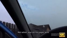 ”DEBT4k. Muskulöser Mann schlägt jungen entzückenden Schuldner, der keinen J”