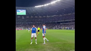 Idoso de 33 anos goza no ch&atilde_o e novinho entediado bebe todo o leite de prop&oacute_sito.