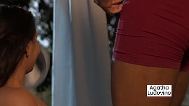 Ele me pediu em casamento, mas fui eu quem deu o anel e isso tudo no meio da mata