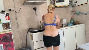 The flatmate has a huge Buttcrack