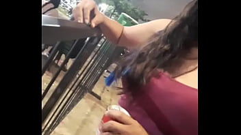 &iexcl_Despu&eacute_s de la fiesta jovencita pillada en la calle! El no pudo aguantar ni 5 minutos cuando ella abri&oacute_ las piernas en la calle.