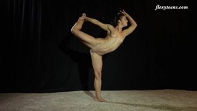 Curvy beauty Eva Rakova's gymnastic moves leave viewers begging for more