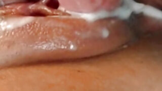 Nena de clítoris grande se lo mete hasta el fondo del culo