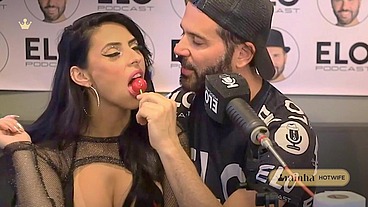 Rainha Hotwife ao vivo no podcast: casada nem ligou pro marido e pagou aquele boquete guloso e bem molhado no apresentador!