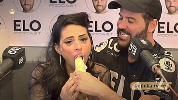 Rainha Hotwife ao vivo no podcast: casada nem ligou pro marido e pagou aquele boquete guloso e bem molhado no apresentador!