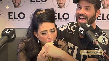 Rainha Hotwife ao vivo no podcast: casada nem ligou pro marido e pagou aquele boquete guloso e bem molhado no apresentador!