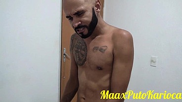 Acabei comendo o meu vizinho, que negao safado não aguentava pica pedia leite no cu.