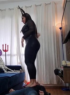 Dracula tries to bit Kiffa Witch but got his lesson