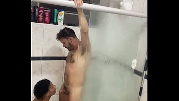 Esse safado veio tomar banho comigo com um boquete e acabamos fodendo um ao outro com for&ccedil_a