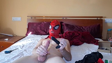 Teen se exhibe en videollamada usando la ropa interior de su hermana y usando una mascara de spiderman - Jugando con juguetes en mi culo virgen hasta correrme