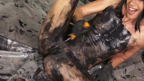 Solo babe covered in black color toying her pussy