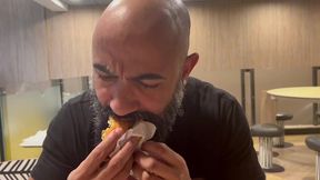 depois de levar ela no fast food levei ela pra casa e comi a buceta e gozei no cuzinho da safada