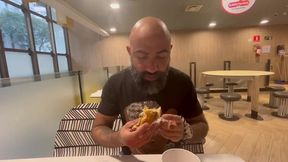 depois de levar ela no fast food levei ela pra casa e comi a buceta e gozei no cuzinho da safada