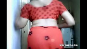 Aunty flashing navel